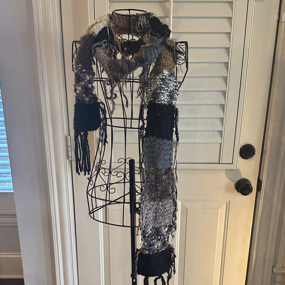 Elegant Knit Scarf in Black and Gray